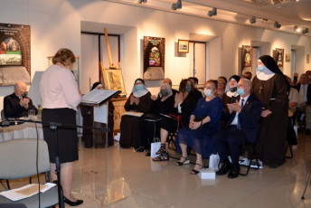 1. Promocja wspomnień wojennych - dyrektor MHP w Przasnyszu wita gości, 08.09.2021, fot. Ewa Łukasiak