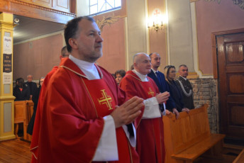 10. Kapłani w procesji do ołtarza, Przasnysz, 30.04.2022, fot. E. Łukasiak