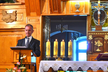 10. Pan Bogusław Brykała prowadzi komentarze uroczystości, Przasnysz, 07.08.2021, fot. E. Łukasiak