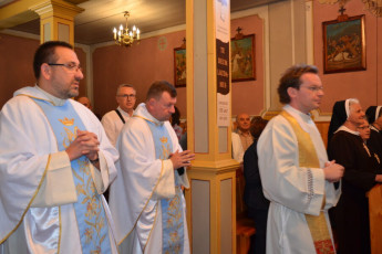 11. Kapłani podchodzą do ołtarza, Przasnysz, 07.08.2021, fot. E. Łukasiak