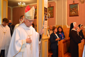 12. Biskup Płocki Piotr zbliża się do ołtarza celebry, Przasnysz, 07.08.2021, fot. E. Łukasiak