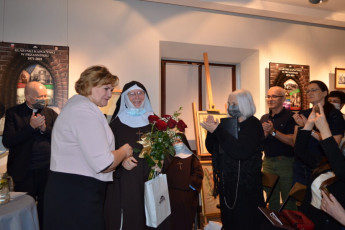 15. Dyrektor MH w Przasnyszu dziękuje redaktorce wspomnień, Przasnysz, 08.09.2021, fot. Ewa Łukasiak