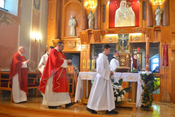 18. Okadzenie ołtarza przed Eucharystią - o. Łukasz Wożniak, kapucyn - prowincjał, Przasnysz, 30.04.2022, fot. E. Łukasiak