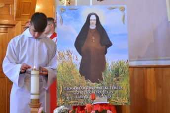 19. Ministrant zapala świecę przed wizerunkiem błogosławionej Marii Teresy, Przasnysz, 30.04.2022, fot. E. Łukasiak