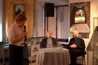 2. Dyrektor MHP w Przasnyszu Agnieszka Brykner wita prelegentów - ks. dr. Roberta Ogrodnika i ks. Amriana Ofiarę, 08.09.2021, fot. Ewa Łukasiak