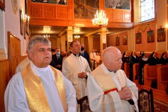 21. Kapłani podczas Eucharystii jubileuszowej, Przasnysz, 07.08.2021, fot. E. Łukasiak