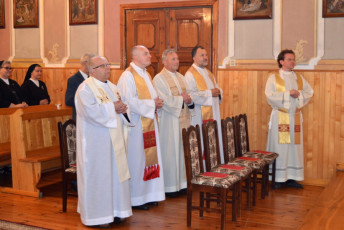 22. Kapłani podczas Eucharystii jubileuszowej, Przasnysz, 07.08.2021, fot. E. Łukasiak