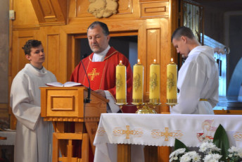 24. Ojciec T. Wroński czyta Ewangelię, Przasnysz, 30.04.2022, fot. E. Łukasiak