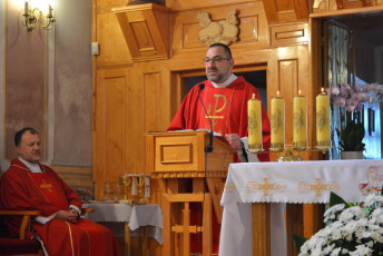 25. Ojciec prowincjał Łukasz Woźniak wygłasza homilię, Przasnysz, 30.04.2022, fot. E. Łukasiak