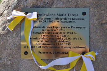 32. Obelisk Bł. Marii Teresy Kowalskiej na skwerze dedykowanym jej upamiętnieniu, Przasnysz, 30.04.2022, fot. E. Łukasiak