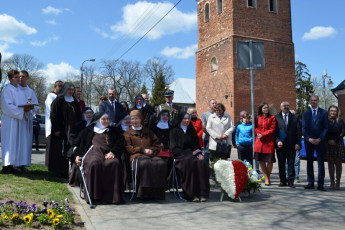 33. Przed rozmoczęciem uroczystości na skwerze bł. Marii Teresy Kowalskiej, Przasnysz, 30.04.2022, fot. E. Łukasiak