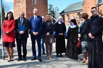 34. Rozpoczęcie uroczystości odsłonięcia obelisku bł. Marii Teresy - burmistrz Przasnysza z żoną i starosta przasnyski z żoną, Przasnysz, 30.04.2022, fot. E. Łukasiak
