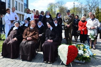 35. Przed uroczystością odsłonięcia tablicy, m.in. płk. Bogusław Postek, Przasnysz, 30.04.2022, fot. E. Łukasiak