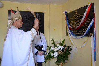 36. Biskup Płocki Piotr Libera poświęca pamiątkową tablicę, Przasnysz, 07.08.2021, fot. E. Łukasiak
