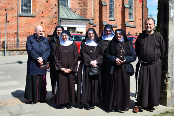 38. Siostry z wiceprowincjałem o. Tomaszem Wrońskim i ks. dr Robertem Ogrodnikiem na skwerze, Przasnysz, 30.04.2022, fot. E. Łukasiak