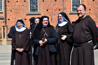 39. Siostry z wiceprowincjałem o. T. Wrońskim na skwerze, Przasnysz, 30.04.2022, fot. E Łukasiak