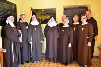 42. Z siostrami felicjankami przy tablicy pamiatkowej, Przasnysz, 07.08.2021, fot. E. Łukasiak