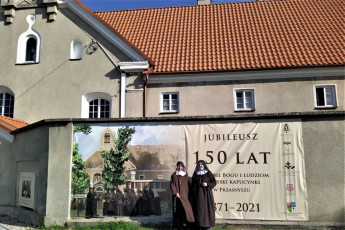 44. Siostry przy pamiątkowych jubileuszowych banerach, Przasnysz, 07.08.2021, AKKP