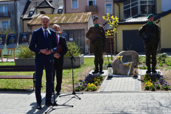 48. Przemawia burmistrz Przasnysza Łukasz Chrostowski, Przasnysz, 30.04.2022, fot. E. Łukasiak