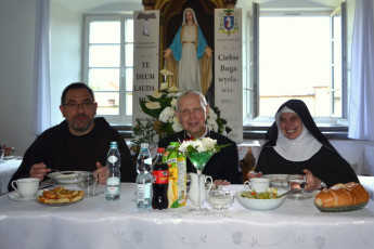 49. W refektarzu przy poczęstunku jubileuszowym, biskup płocki, prowincjał o. Ł. Wożniak i siostra prezeską Rachel, Przasnysz, fot. E. Łukasiak