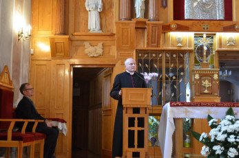 5. Ks. Robert Ogrodnik wygłasza prelekcję o bł. Marii Teresie, Przasnysz kościół kapucynek, 29.04.2022, fot. E. Łukasiak