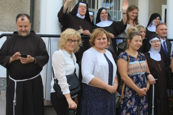 52. W ogrodzie z siostrą prezeską i wiceprowincjałem o. Tomaszem, 2021, fot. E. Łukasiak