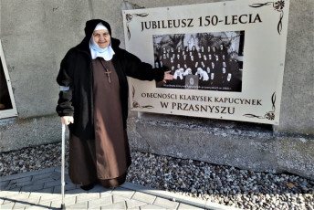 54. Siostra Maria Pia pokazuje na banerze swoje zdjęcie jako nowicjuszki w 1960 r., Przasnysz, 2021, fot. siostry