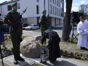 56. Siostra prezeska s. Rachel Popkova odsłania tablicę bł. Marii Teresy Kowalskiej na skwerze dedykowanym błogosławionej, Przasnysz, 30.04.2022, fot. MHP