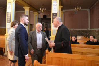 6. Ks. dr Robert Ogrodnik z wiceburmistrzem Przasnysza Łukaszem Machałowskim, Przasnysz, 29.04.2022, fot. E. Łukasiak