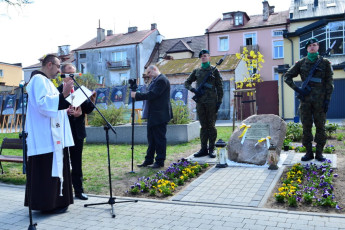 60. Prowincjał o. Ł. Wożniak odmawia modlitwę pobłogosłąwienia tablicy i skweru ku czci bł. Marii Teresy, Przasnysz, 30.04.2022, fot. E. Łukasiak