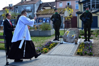 61. Ojciec prowincjał podchodzi aby poświęcić tablicę bł. Marii Teresy, Przasnysz, 30.04.2022, fot. E. Łukasiak