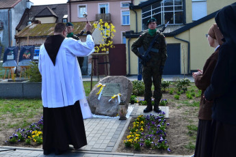 62. Ojciec prowincjał Łukasz Woźniak poświęca tablicę ku czci bł. Marii Teresy, Przasnysz, 30.04.2022, fot. E. Łukasiak
