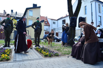 63. Siostra prezeska Rachel w imieniu sióstr składa serce z biało czerwonych róż - w hołdzie bł. Marii Teresie, Przasnysz, 30.04.2022, fot. E. Łukasiak