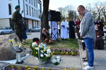 65. Dyrektor MHP Agnieszka Brykner i Przemysław Prekiel złozyli bukiet kwiatów w hołdzie bł. Marii Teresie, Przasnysz, 30.04.2022, fot. E. Łukasiak