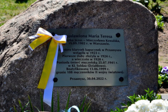66. Obelisk bł. Marii Teresy z tablicą na skwerze, Przasnysz, 30.04.2022, fot. E. Łukasiak