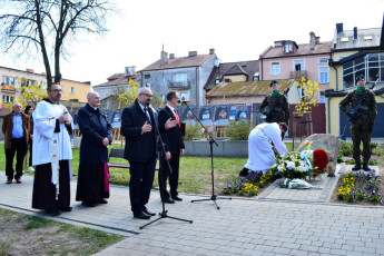 69. Po słożeniu kwiatów przed tablicą bł. Marii Teresy, Przasnysz, 30.04.2022, fot. E. Łukasiak