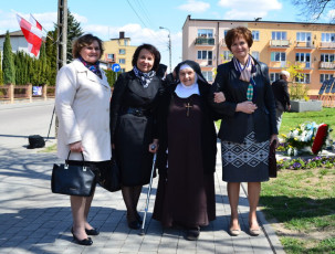 76. Siostra Maria Pia z przewodniczącą Rady Miejskiej K. Sawicką, radną M. Żbikowską i dyrektor MHP A. Brykner, Przasnysz, 30.04.2022, fot. E. Łukasiak