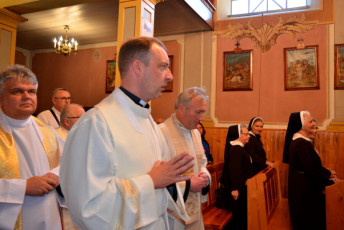 8. Kapłani podchodzą do ołtarza, Przasnysz, 07.08.2021, fot. ks. Wł. Piętka