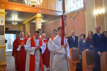 8. Procesja kapłanów do ołtarza, Przasnysz, 30.04.2022, fot. E. Łukasiak