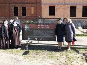 85. Przy n=banerze bł. bpa Leona Wetmańskiego z jego krewną Marią Cieszeską, Działdowo, 27.05.2022, fot. siostry