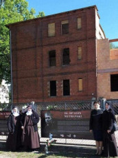 86. Przy banerze bł. bpa Leona Wetmańskiego z jego krewną Marią Cieszewską, Działdowo, 27.05.2022, fot. siostry