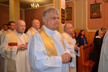 9. Kapłani podchodzą do ołtarza celebry, Przasnysz, 07.08.2021, fot. E. Łukasiak